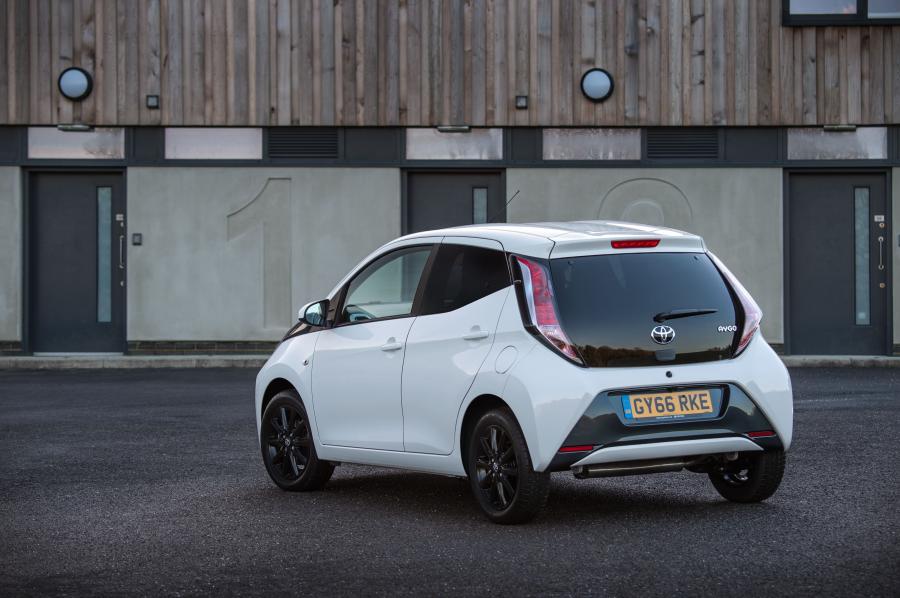  Toyota Aygo x-style 5-Door 2017 года  (UK) (фото 3 из 19)